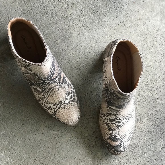 Qupid Topanga Black & White Python Snake Bootie - Picture 6 of 8